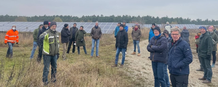Dieter Emmerich zeigt die Ausbaustufen des Solarparks