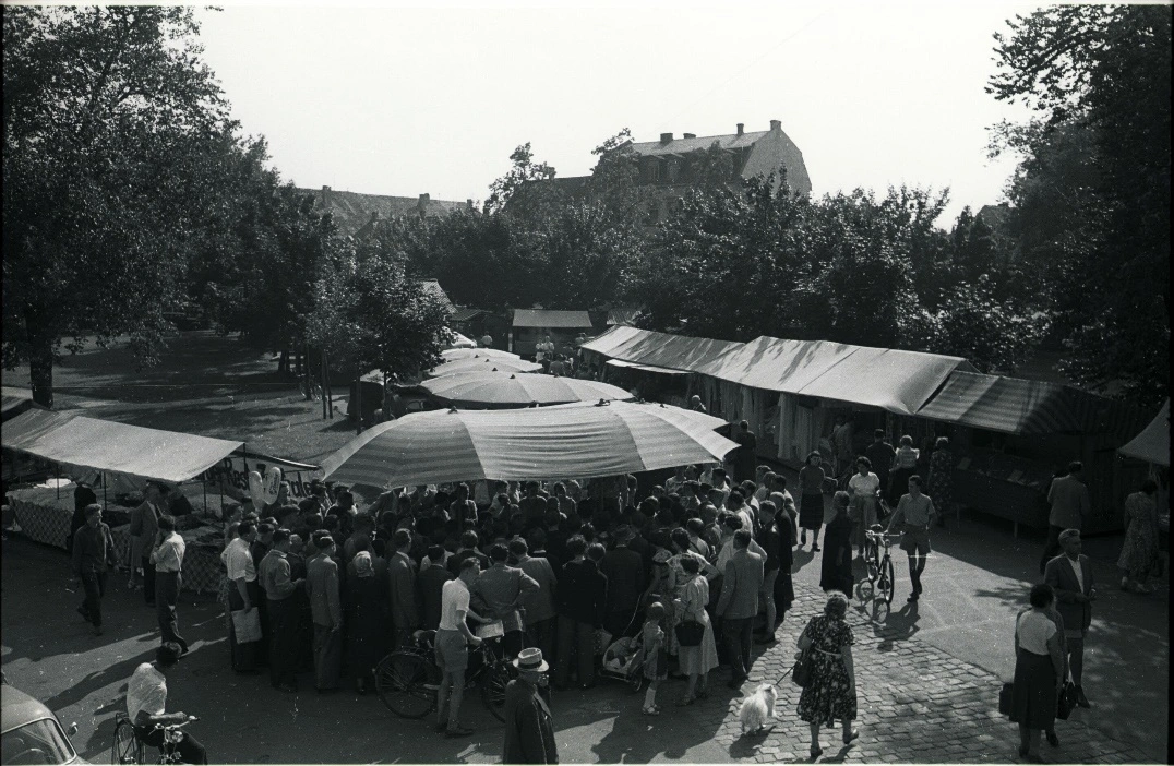 Augustmesse auf dem Theaterplatz 1955 (Quelle Stadtarchiv)